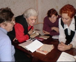 Англійську на сьомому десятку вивчають у Чернігові. ФОТО Англійську на сьомому десятку вивчають у Чернігові. ФОТО