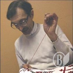 Віталій Кейдун з Княжої скарбниці вишиває лівою Віталій Кейдун з Княжої скарбниці вишиває лівою