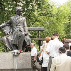 Чернігів: Покладання квітів до пам’ятника Т.Г.Шевченку. ФОТО Чернігів: Покладання квітів до пам’ятника Т.Г.Шевченку. ФОТО