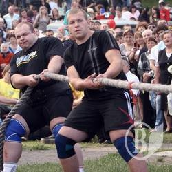 Чернігівці всіх потягали по траві: Перетягування канату на Козацькіх іграх. ФОТО + Відео Чернігівці всіх потягали по траві: Перетягування канату на Козацькіх іграх. ФОТО + Відео