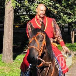 Каскадер Євгеній Крутов: За день буваю козаком, шляхтичем, драгуном Каскадер Євгеній Крутов: За день буваю козаком, шляхтичем, драгуном