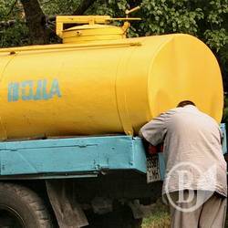 Дві вулиці Чернігова на привозній воді Дві вулиці Чернігова на привозній воді