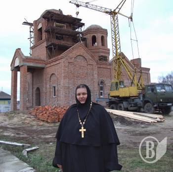 Була лікарня – став монастир. А черниця – вправна трактористка. Фото Була лікарня – став монастир. А черниця – вправна трактористка. Фото