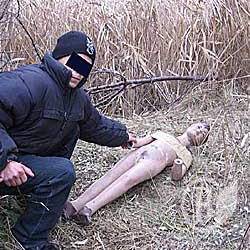 Батько з друзями зґвалтували 9-річну дівчинку Батько з друзями зґвалтували 9-річну дівчинку
