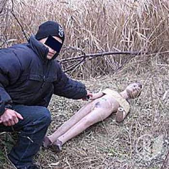 Батько з друзями зґвалтували 9-річну дівчинку Батько з друзями зґвалтували 9-річну дівчинку