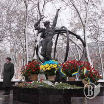 Покладання квітів до пам’ятника героям Чорнобиля. ФОТОрепортаж Покладання квітів до пам’ятника героям Чорнобиля. ФОТОрепортаж