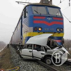 Поїзд збив ВАЗ. Загинули двоє. ФОТОрепортаж Поїзд збив ВАЗ. Загинули двоє. ФОТОрепортаж