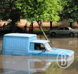 Проспект пішов під воду у Чернігові. ФОТОрепортаж Проспект пішов під воду у Чернігові. ФОТОрепортаж