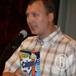 Скуштувати Calgon пропонують посадовцям «Чернігівводоканалу». ФОТО Скуштувати Calgon пропонують посадовцям «Чернігівводоканалу». ФОТО