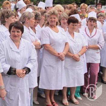Лише половина лікарів отримує зарплату більше тисячі гривень Лише половина лікарів отримує зарплату більше тисячі гривень