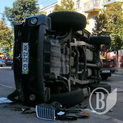 ДТП з польотом на сумнозвісному перехресті у Чернігові. ФОТОрепортаж ДТП з польотом на сумнозвісному перехресті у Чернігові. ФОТОрепортаж
