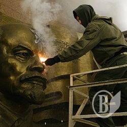 У Києві на лобі Леніна випалили зірку. Відео, ФОТО У Києві на лобі Леніна випалили зірку. Відео, ФОТО