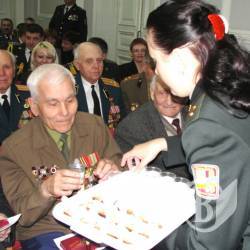 Військові привітали ветеранів 1-ї Гвардійської армії з 65-річчям Перемоги. ФОТОрепортаж Військові привітали ветеранів 1-ї Гвардійської армії з 65-річчям Перемоги. ФОТОрепортаж