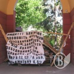 Окупанти б’ють жінок у Чернігові. Ростуть барикади. Фото Окупанти б’ють жінок у Чернігові. Ростуть барикади. Фото
