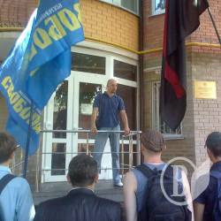 Националисты пикетировали обладминистрацию и русское генконсульство в Чернигове Националисты пикетировали обладминистрацию и русское генконсульство в Чернигове