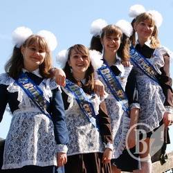 Випускниці... зачиталися. ФОТОжарт Випускниці... зачиталися. ФОТОжарт