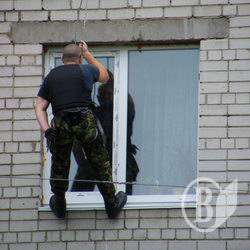 Стрибок самогубці з вікна розтягнувся на півдня. ВІДЕО Стрибок самогубці з вікна розтягнувся на півдня. ВІДЕО