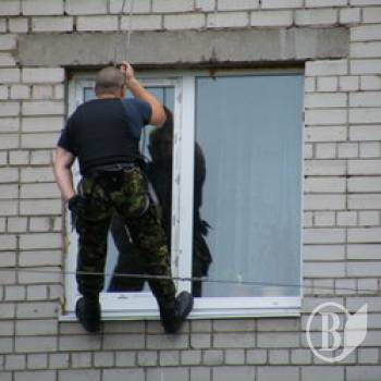 Стрибок самогубці з вікна розтягнувся на півдня. ВІДЕО Стрибок самогубці з вікна розтягнувся на півдня. ВІДЕО