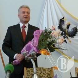 Мер Чернігова Соколов подякував депутатам попереднього скликання за роботу. ФОТО Мер Чернігова Соколов подякував депутатам попереднього скликання за роботу. ФОТО