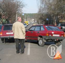 На вулиці жахливих ДТП зіткнулися два «Жигулі». ФОТОрепортаж На вулиці жахливих ДТП зіткнулися два «Жигулі». ФОТОрепортаж