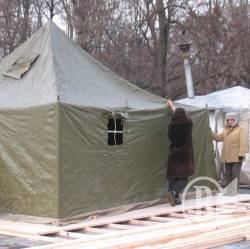 Бомжатня під Катеринкою поповнилася ще одним шатром. До Євро-2012? ФОТО Бомжатня під Катеринкою поповнилася ще одним шатром. До Євро-2012? ФОТО