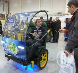 Двоколесний диво-електромобіль представили на Міжнародному форумі у столиці. ВІДЕО, ФОТО