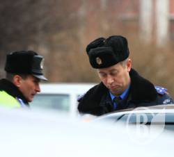 «Рено» наїхав на слідчого МВС, який оформлював ДТП (оновлено) «Рено» наїхав на слідчого МВС, який оформлював ДТП (оновлено)