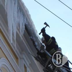 Підрозділи МНС воюють з бурульками. ФОТО Підрозділи МНС воюють з бурульками. ФОТО