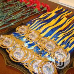 Олександр Соколов вручив легендарним футболісткам медалі (Фото) Олександр Соколов вручив легендарним футболісткам медалі (Фото)