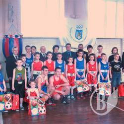Благодійники подарували юним спортсменам Новгород-Сіверського кросівки Благодійники подарували юним спортсменам Новгород-Сіверського кросівки