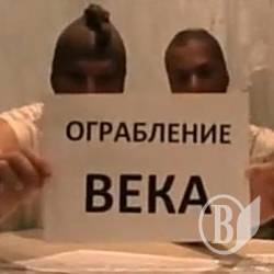 Обікрала банкомат із панчохою на голові Обікрала банкомат із панчохою на голові