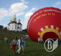 Повітряна куля забрала романтичну пару (фото і відео) Повітряна куля забрала романтичну пару (фото і відео)