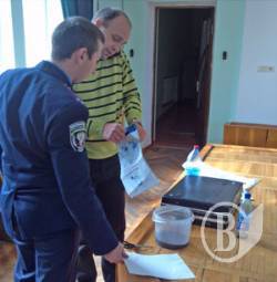 Журналістка облила невідомою рідиною мера Ніжина (фото) Журналістка облила невідомою рідиною мера Ніжина (фото)