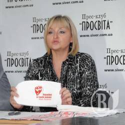 Рукавиці від Луценка - «Україна в твоїх руках»(фото) Рукавиці від Луценка - «Україна в твоїх руках»(фото)