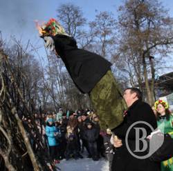 Горілку при народі розлили – зиму точно провели? (фото+відео) Горілку при народі розлили – зиму точно провели? (фото+відео)
