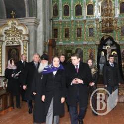 Королевська заглянула до собору (фото) Королевська заглянула до собору (фото)