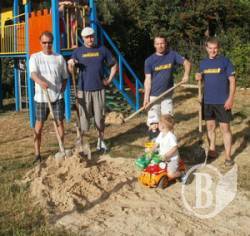 Свободівці відновили дитячі майданчики у Прилуках (фото) Свободівці відновили дитячі майданчики у Прилуках (фото)