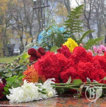 Черниговцы почтили память павших во время освобождения Украины Черниговцы почтили память павших во время освобождения Украины