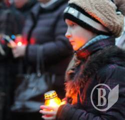 600 людей провели молебень і ходу в Чернігові в пам'ять жертв голодоморів 600 людей провели молебень і ходу в Чернігові в пам'ять жертв голодоморів