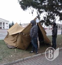Чернігівський Євромайдан ставить намет Чернігівський Євромайдан ставить намет