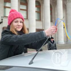 Автопробіг на підтримку Євромайдану зібрав у Чернігові близько 40 авто Автопробіг на підтримку Євромайдану зібрав у Чернігові близько 40 авто