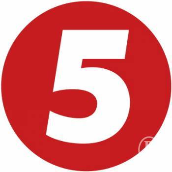 На 5 канал намагаються потрапити кілька десятків невідомих молодиків На 5 канал намагаються потрапити кілька десятків невідомих молодиків