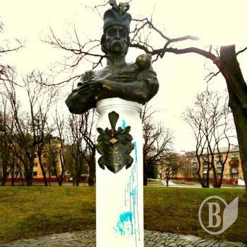 Гетмана Мазепу облили зеленкой Гетмана Мазепу облили зеленкой