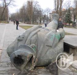 Ленін лежить при дорожному… Ленін лежить при дорожному…