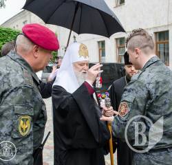 Патріарх передав мікроавтобус батальйону Національної гвардії, який рушає на Донбас Патріарх передав мікроавтобус батальйону Національної гвардії, який рушає на Донбас