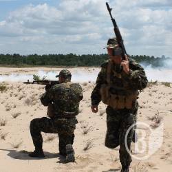 Київські хлопці ліквідують терористів у селищі Десна Київські хлопці ліквідують терористів у селищі Десна