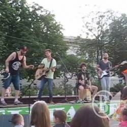 Підкови Артьомки покорили чернігівок, або Вуличні смаки від «Ray band» Підкови Артьомки покорили чернігівок, або Вуличні смаки від «Ray band»