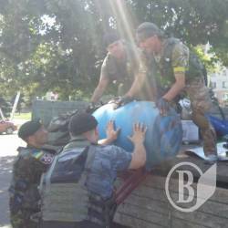 Спецбатальйон Чернігів роздав у Лисичанську харчі зі складу терористів Спецбатальйон Чернігів роздав у Лисичанську харчі зі складу терористів