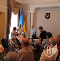 300 протестуючих проти тарифів зайшли в облдерждержадміністрацію в Чернігові 300 протестуючих проти тарифів зайшли в облдерждержадміністрацію в Чернігові