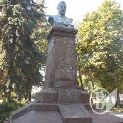 Непохитний більшовик «Василевичевич» Фрунзе стоїть в історичному центрі українського міста Непохитний більшовик «Василевичевич» Фрунзе стоїть в історичному центрі українського міста